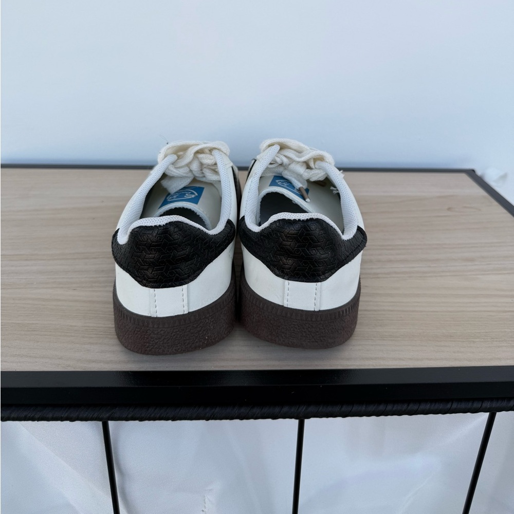 Striped sneakers - Picture 3 of 4